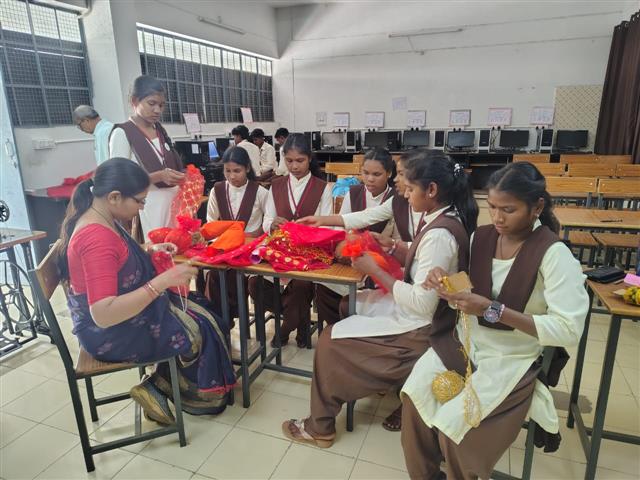 “नारियल सजावट एवं बिक्री” (युवा उद्यमिता - रोजगार मार्गदर्शन प्रकोष्ठ )